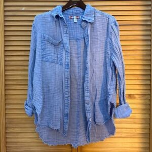 Urban Outfitters Light Blue Casual Button Down Shirt small